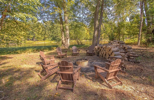 Paris House | Riverfront Blufftop Escape | Hot Tub, Deck, Fireplace, Kayaks, Tubes & Firepit