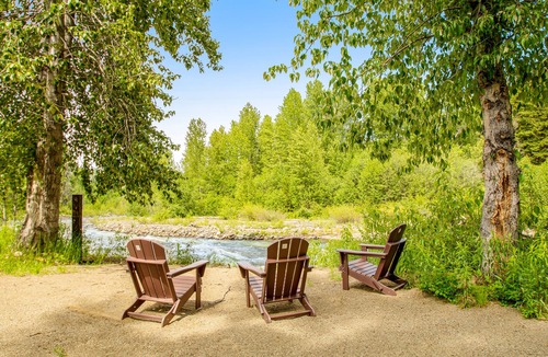 Cle Elum Cabin | Riverfront cabin & apartment with deck, woodstove, fireplaces, & quiet location