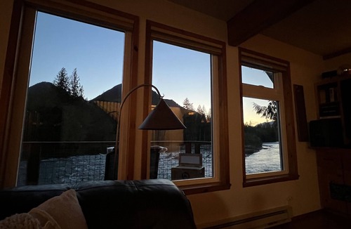 Baring House | Riverfront Cabin! BBQ, HOT TUB, FIRE PIT, 4 BEDROOMS