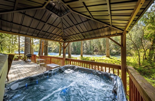 Baring Cabin | Riverfront Cabin, Cov Hot Tub, Pets ok, King Beds, Modern Bathroom - Fox Haven