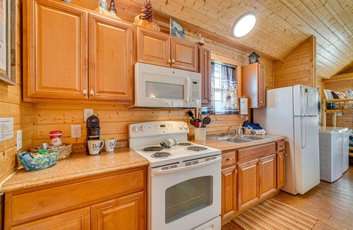 Walland Cabin | Riverfront Cabin Near Smoky Mountain National Park