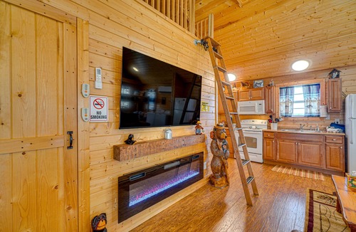 Walland Cabin | Riverfront Cabin Near Smoky Mountain National Park