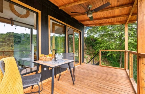 Ciudad Colon Apartment | Riverfront Cabin: Stunning Views : 20 Minutes to the SJO Airport !