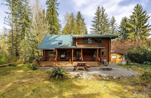 Verlot House | Riverfront cabin with hot tub and sauna 1st floor