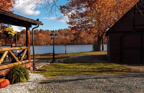 Waterford Cabin | Riverfront Cabin with Cedar wood Hot Tub, Dry Sauna, and Dock