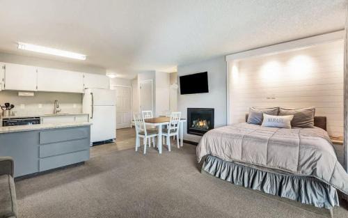 Bend House | Riverfront Condo Next to Park and Downtown Bend