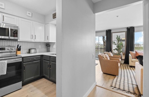 North Capitol Condo | Riverfront Condo | Walk Downtown | Pool + Parking