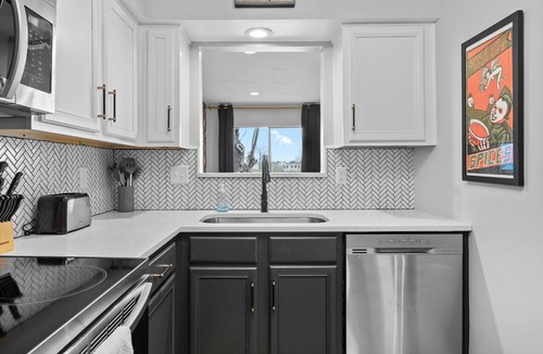 North Capitol Condo | Riverfront Condo | Walk Downtown | Pool + Parking