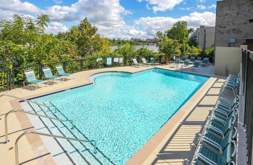 North Capitol Condo | Riverfront Condo | Walk Downtown | Pool + Parking