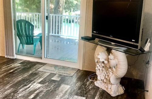 Survey Creek Cottage | Riverfront Cottage with Nice Vistas in Weeki Wachee, Florida