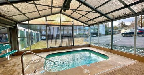 Bend House | Riverfront Cottage - Steam Room & Pet Friendly