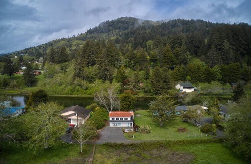 Brookings Cottage | Riverfront Cottage with Hot Tub 1/4 mi from Beach