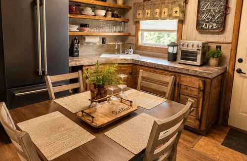 Brookston Cottage | Riverfront Couples Retreat | 7mi to Ivy Black | Kayaks + Outdoor Bar