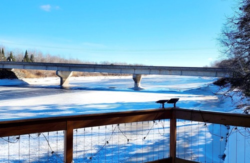 Brookston Cottage | Riverfront Couples Retreat | 7mi to Ivy Black | Kayaks + Outdoor Bar