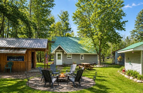 Brookston Cottage | Riverfront Couples Retreat | 7mi to Ivy Black | Kayaks + Outdoor Bar