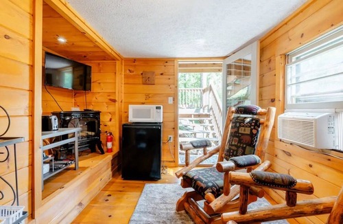 Raccoon Ridge Apartment | Riverfront Cozy Suite Convenient Location