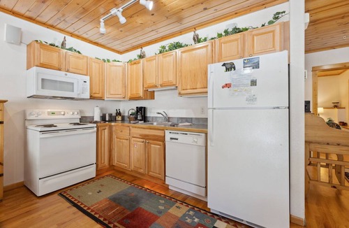 Fall River Estates Condo | Riverfront Escape Private Hot Tub Close to RMNP