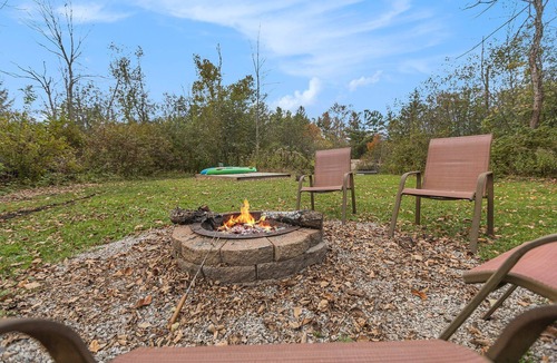 Mayfield House | 🌅 Riverfront Escape | Sauna + Kayaks | Memorial Wknd ➠ 800