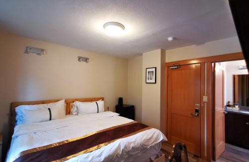 Banff Bed & Breakfast | Riverfront Estate Bed&Breakfast Banff