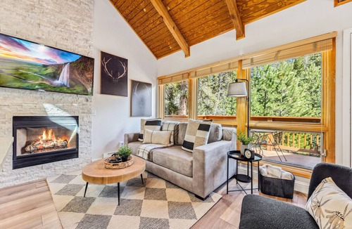 Fall River Estates Condo | Riverfront Fall River Suite Fireplace Close to RMNP