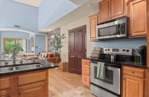 Wisconsin Dells Condo | Riverfront Getaway - Mins to Waterparks/Downtown - Private 1st Floor Porches