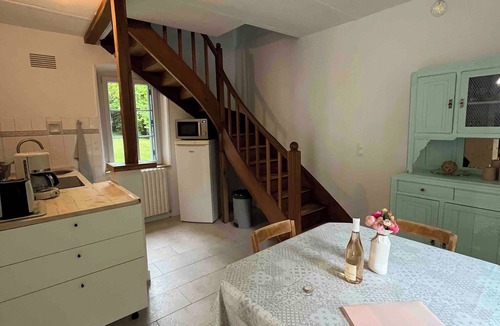 Troo Cottage | Riverfront gîte in 3ha park with swimming pool, tennis court