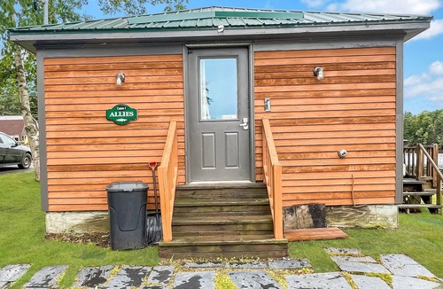 Northeast Somerset Cottage | Riverfront Haven -River access (Cabin 1)