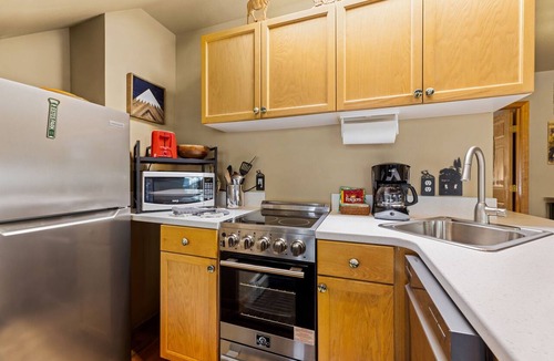 Fall River Estates Condo | Riverfront Hideaway Fireplace Close to RMNP