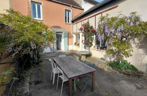 Souppes-sur-Loing House | Riverfront house 1h20 from Paris by Transilien train