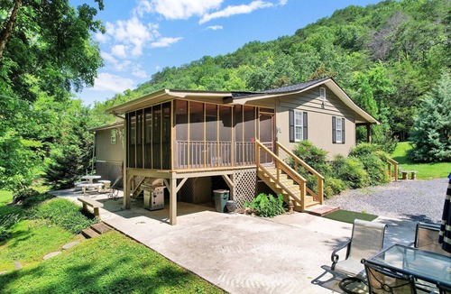 Conasauga House | Riverfront home 3BD room/2 Full bath Sleep 6-7 only 12 minutes from Ocoee River
