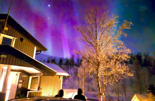 Narvik House | Riverfront house with 98 inch TV, ps5 & activities