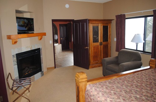 Wisconsin Dells Condo | RIVERFRONT.JACUZZI tub!!.FREE Noah's Ark WATER PARK access for SUMMER!!