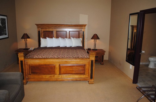 Wisconsin Dells Condo | RIVERFRONT.JACUZZI tub!!.FREE Noah's Ark WATER PARK access for SUMMER!!
