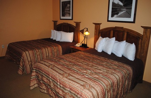 Wisconsin Dells Condo | RIVERFRONT.JACUZZI tub!!.FREE Noah's Ark WATER PARK access for SUMMER!!