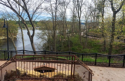 Wisconsin Dells Condo | RIVERFRONT.JACUZZI tub!!.FREE Noah's Ark WATER PARK access for SUMMER!!