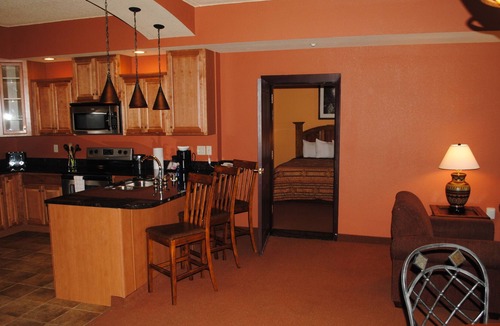 Wisconsin Dells Condo | RIVERFRONT.JACUZZI tub!!.FREE Noah's Ark WATER PARK access for SUMMER!!