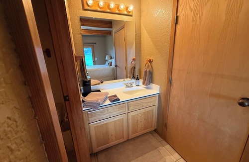 White Bird Bed & Breakfast | Riverfront Lodge in White Bird, ID – 1BR w/Panoramic Views & Breakfast Unit 5
