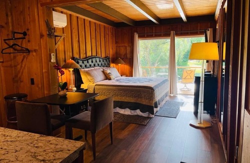 Shady Cove Hotel | Riverfront Lodging