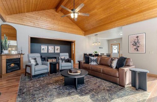 Cotter House | Riverfront Luxury Cabin Retreat with Breathtaking Views on the Banks of the Arkansas White River