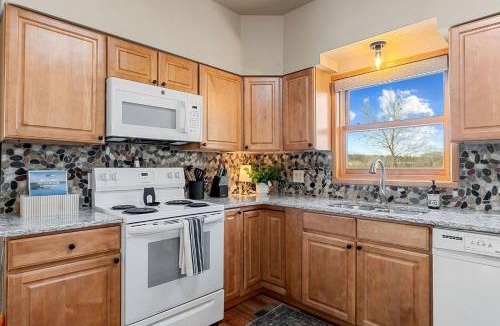 Cotter House | Riverfront Luxury Cabin Retreat with Breathtaking Views on the Banks of the Arkansas White River