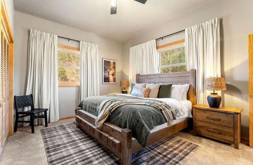 Cotter House | Riverfront Luxury Cabin Retreat with Breathtaking Views on the Banks of the Arkansas White River