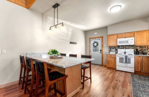 Cotter Cabin | Riverfront Luxury Cabin Retreat with Breathtaking Views on the Banks of the Arkansas White River
