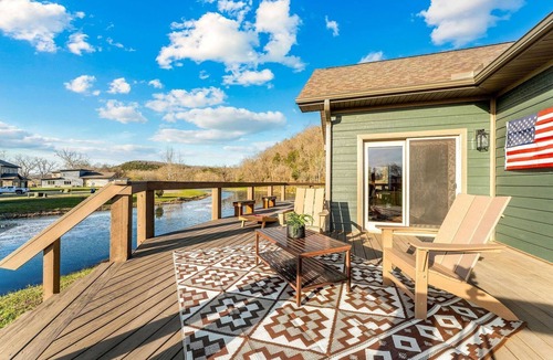 Cotter Cabin | Riverfront Luxury Cabin Retreat with Breathtaking Views on the Banks of the Arkansas White River