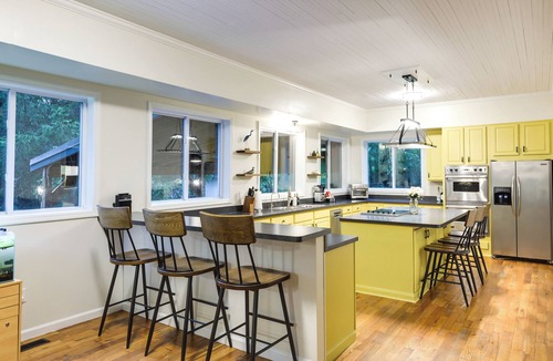 Camp Dennison Cottage | Riverfront Milford Getaway w/Kayaks + Deck!