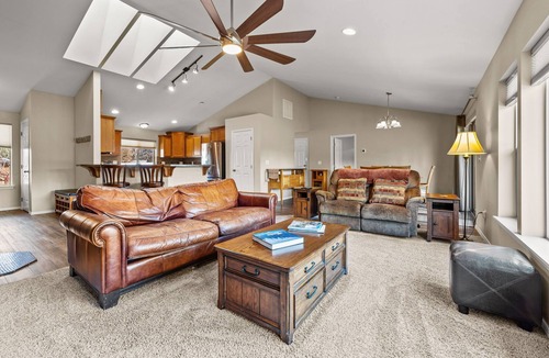 Tumalo House | Riverfront on half acre lot-2 car garage-walk to tap house and restaurants
