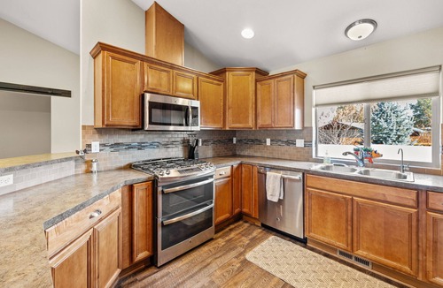 Tumalo House | Riverfront on half acre lot-2 car garage-walk to tap house and restaurants
