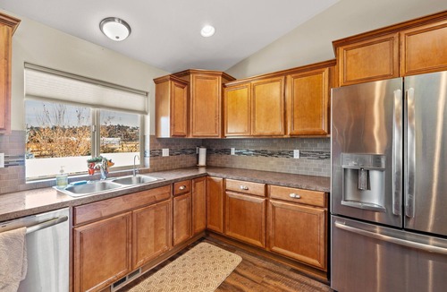 Tumalo House | Riverfront on half acre lot-2 car garage-walk to tap house and restaurants