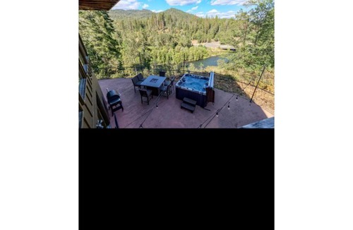 Trail House | Riverfront Oregon Retreat w/Hot tub & Pool