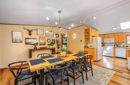 Gold Bar House | Riverfront Paradise w/Hot Tub-Little River House