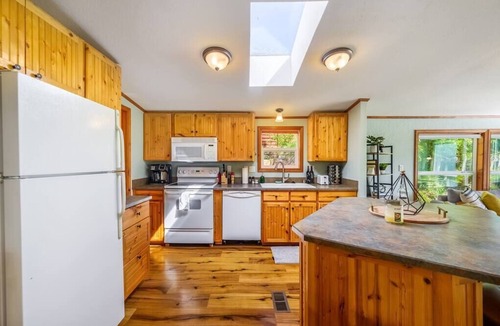 Gold Bar House | Riverfront Paradise w/Hot Tub-Little River House